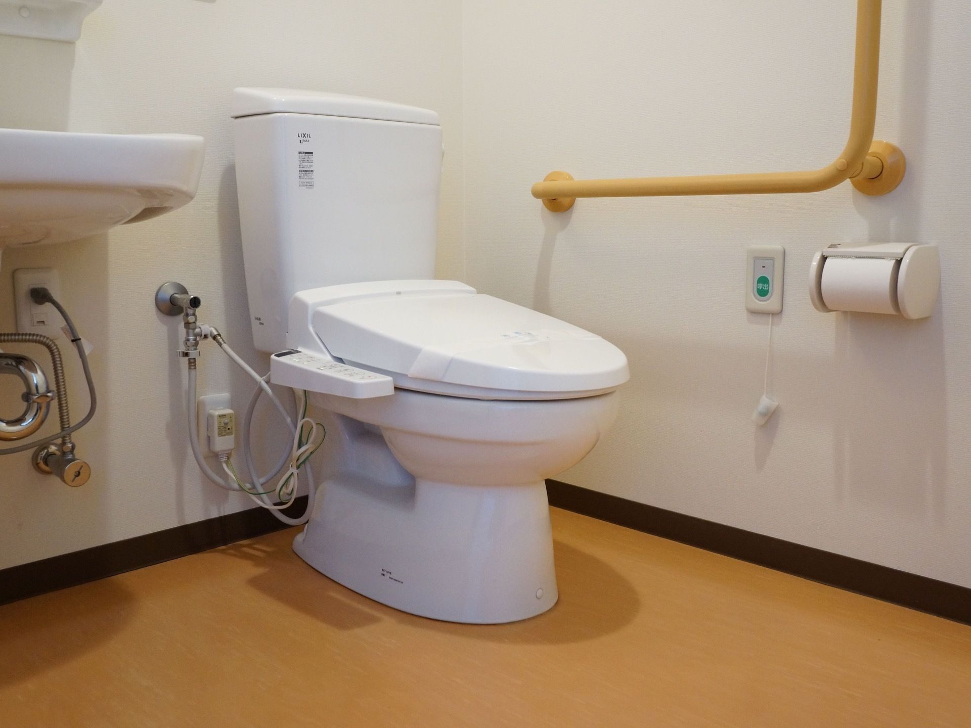 トイレには温水洗浄便座のついた、洋式便器を設置している。壁には手すりがあり、ナースコールを備え付けている。