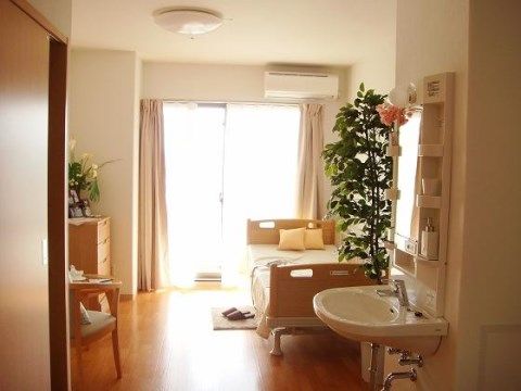 「ベストライフ油壺」の居室。周りに高い建物がなく、日差しの入りがよく、快適な居室で暮らしができる。