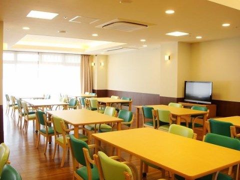 「ベストライフ油壺」のダイニング。1つのテーブルに4人が座れる広さになっているので、適度な距離を保ちながらお食事ができる。