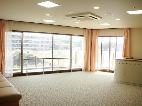「ベストライフ油壺」の談話コーナー。お外の景色を眺めながら、お話しやすい静かな部屋になっている。