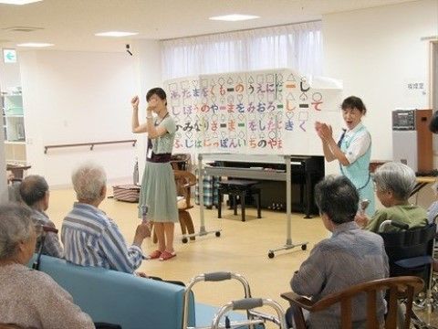 「ベストライフ千葉みなと」の音楽療法。専属講師の方を招き入れて、心の奥からリラックスできるようにしている。