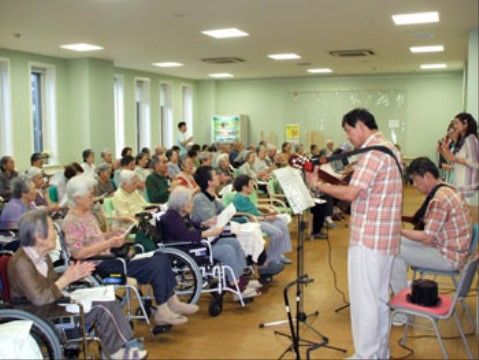 「ベストライフ千葉みなと」の合唱。座ったりながらの合唱なので、疲労感はなく美声を披露できる。