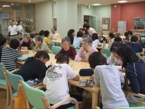 「ベストライフ千葉みなと」の小学生との交流。お孫さんと似たような感覚で、すぐに打ち解けられる。