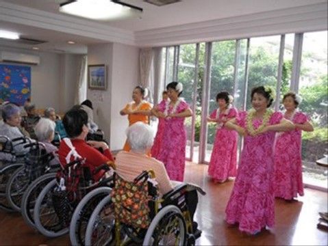 「ベストライフ幕張」のフラダンス。ゆっくりとした動きが、入居者様の心に安らぎを与える。