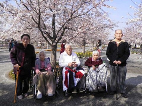 「ベストライフ幕張」のお花見。桜の木の前で、記念写真を撮り、思い出に残ることをしています。