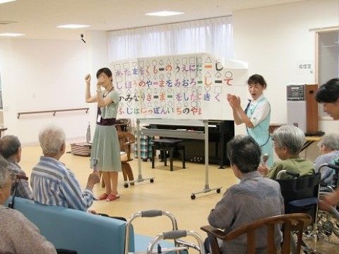 「ベストライフ幕張」の音楽療法。座りながら受けられるので、楽な姿勢で聞き入ることができる。