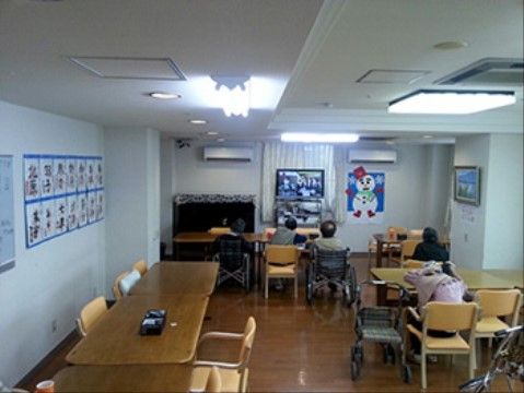 「ベストライフ幕張」の食堂。入居者様ともあまり近くなく、適度な距離を保ちながら、お喋りができる。