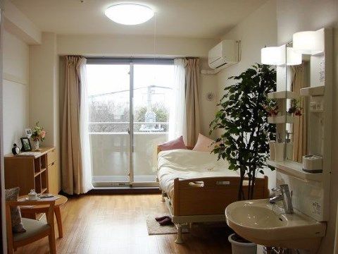 「ベストライフ幕張」の居室。ベッドや洗面台、トイレ、クローゼットを完備しているので、手ぶらで入居ができる。