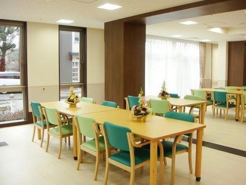 「ベストライフ幕張」の食堂。開放感ある食堂は、夏場に窓を開けると風の抜け道となり、涼しい風が入る。