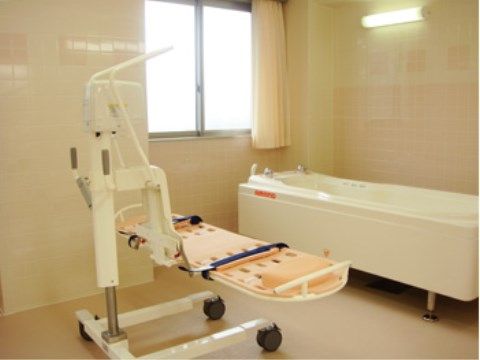 「ベストライフ幕張」の機械浴室。リフトは頑丈なもので、安心して身体を任せられるようになっている。