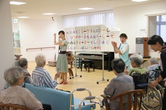 「ベストライフ幕張」の音楽療法。講師の方を外から招いて、音楽療法を行ってくれる。