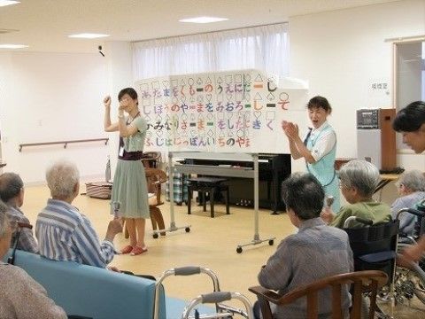 「ベストライフ我孫子」の音楽療法。専属講師の方に来てもらい、音楽療法を披露してくれる。