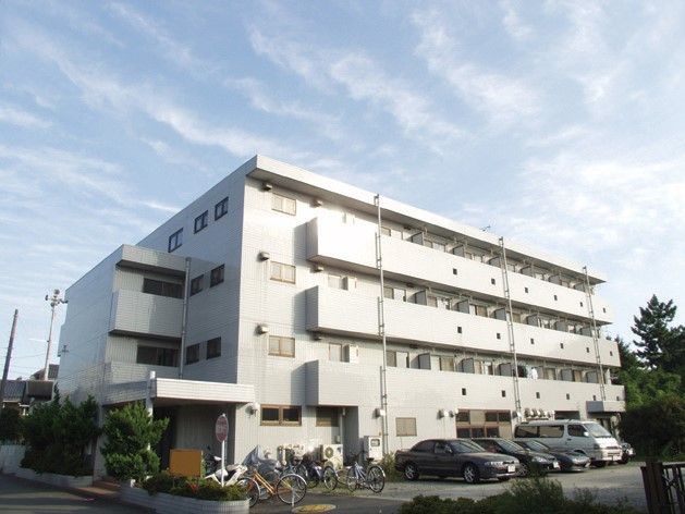明るい外観の施設