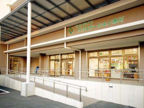 「ベストライフ市川」の外観。江戸川が近くを流れており、住宅に佇む、健やかな暮らしができる老人ホーム。
