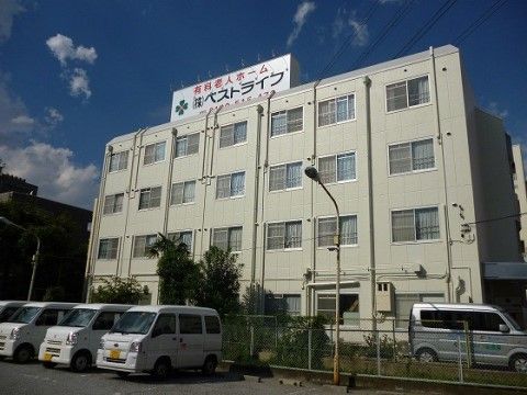 「ベストライフ船橋東」の外観。日当たりの良い4階建てなので、どの居室も気持ち良く過ごせる。