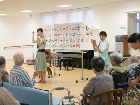 ベストライフ船橋南の音楽療法。スタッフとの共同イベントとなっております。初めての方もわかりやすいよう説明しますのでご安心ください。