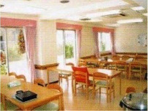 ベストライフ船橋西の食堂。毎日大勢の入居者様が賑わっての楽しいお食事となっております。