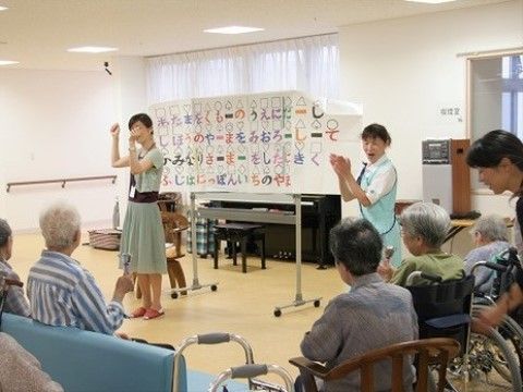 ベストライフ船橋西の音楽療法。参加型レクリエーションを毎日多くの入居者様と一緒にお楽しみいただけます。