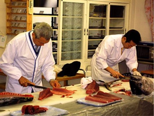 マグロの解体ショー