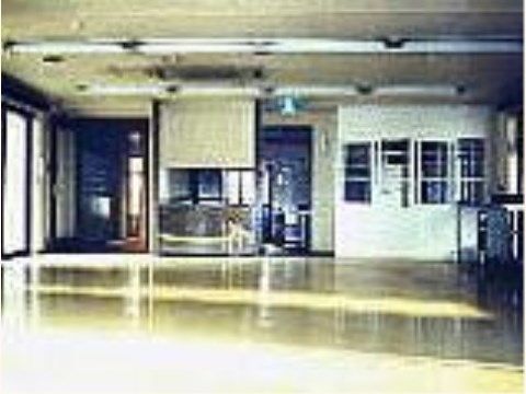 ベストライフ柏の玄関ホール。大きく明るい玄関ホールでは毎日多くの入居者様がおしゃべりを楽しんでおります。