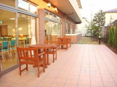 ベストライフ印西のテラス。日中は日光が眩しいこちらでは、入居者様がおしゃべりを楽しむ憩いの場となっております。
