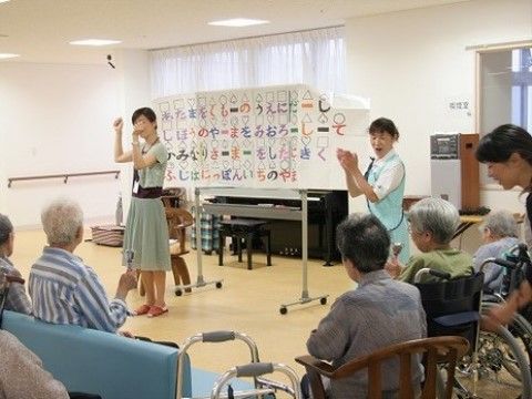 ベストライフ南浦和の音楽療法。毎日のレクリエーションに加え、定期的にボランティアの方々をお迎えしてのイベントも行っております。