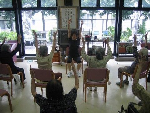 ベストライフ南浦和のチェアレクリエーション。軽い運動を毎日続けていただくことで、いつまでも元気に、健康でいていただけます。