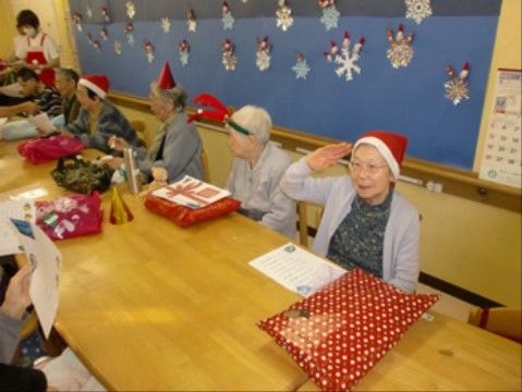 ベストライフさいたまのクリスマス会。毎年恒例の行事は皆様と一緒に準備をするところからはじまります。