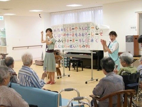 ベストライフさいたまの音楽療法。音楽を通して少しでもリハビリの効果を得られるようスタッフと一緒に行っております。