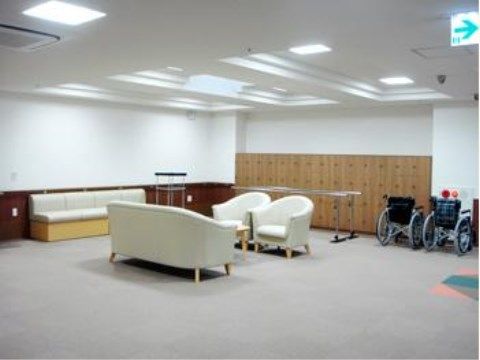 ベストライフ東大宮の玄関ホール。明るく大きなホールは毎日多くの入居者様のおしゃべりの憩いの場となっております。