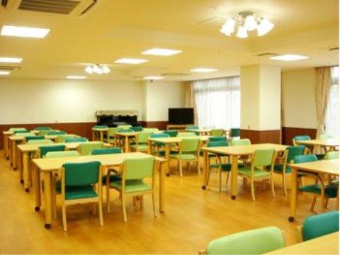 ベストライフ東大宮の食堂。毎日多くの入居者様で賑わっての楽しいお食事となっております。
