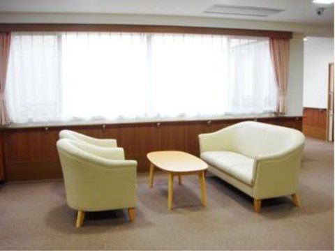 ベストライフ東大宮の談話コーナー。入居者様同士の親睦をこちらで深めていただけます。お散歩の休憩にもお使いください。