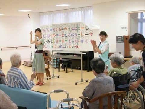 ベストライフ東大宮の音楽療法。毎日をより楽しくする催しがございます。レクリエーションはどなた様でもご利用いただけますのでお気軽にご利用ください。