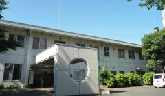 緑に囲まれた建物の外観
