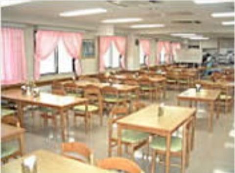 ベストライフ川口東の食堂。明るく大きな食堂は日々多くの入居者様で賑わってのお食事となっております。