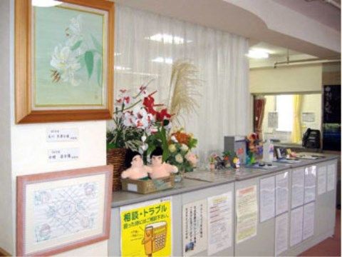 ベストライフ所沢の受付カウンター。常時、24時間スタッフが待機していますので夜間も安心して生活していただけます。