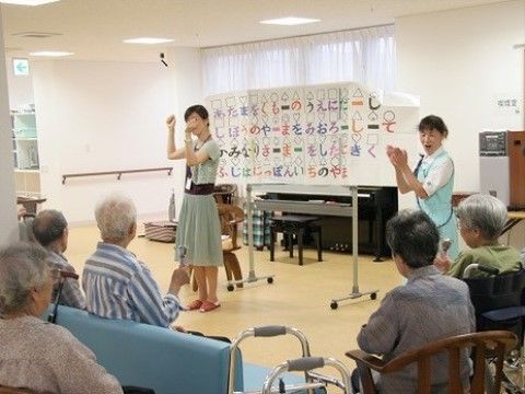 ベストライフ所沢の音楽療法。日々の健康法に加え、より多角からリハビリをしていただけるレクリエーションとなっております。