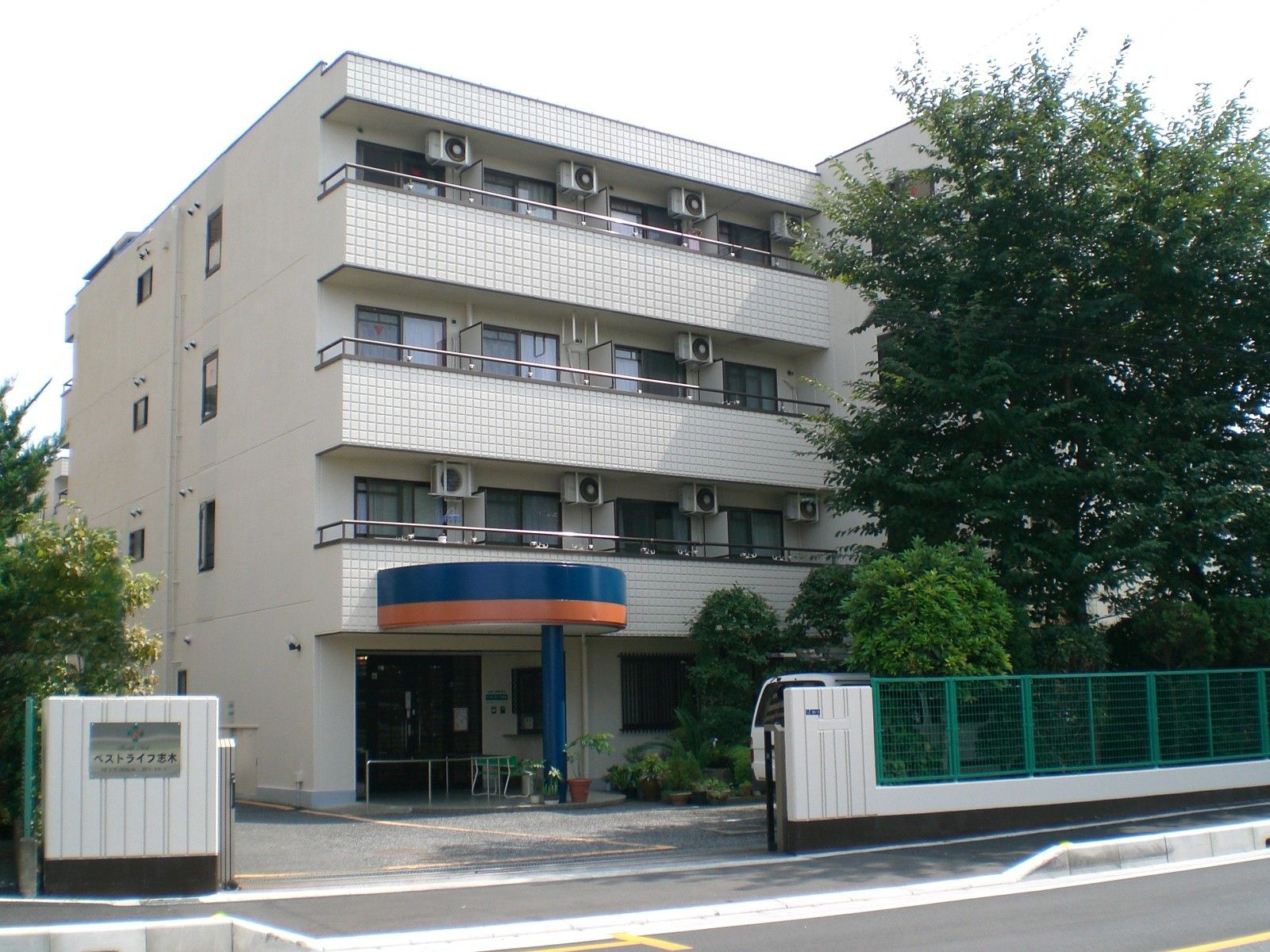 ベストライフ志木の外観。大きくしっかりとしたバリアフリー設計のしっかりとした外観です。