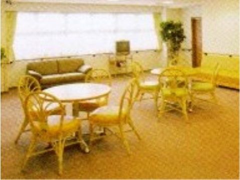 「ベストライフ清瀬」の談話コーナー。入居者様同士だけでなく、家族様、お友達の方でもお話ができるスペースになっている。