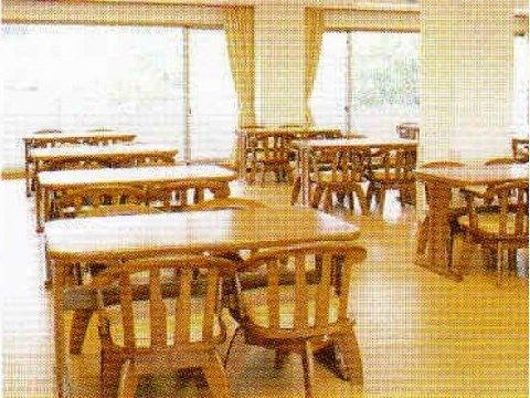 「ラ・ヴィ南浦和Ⅱ」の食堂。体を包み込むような椅子を設置しており、不意な動作に落ちるということはない。