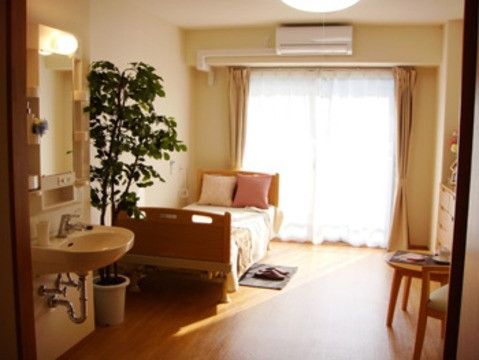 「ラ・ヴィ南浦和Ⅱ」の居室。私物の収納は、備え付けのクローゼットがあるので、物が溢れることはない。