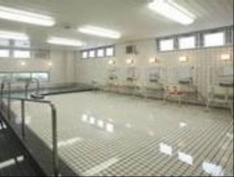 「ラ・ヴィ南浦和Ⅱ」の大浴室。入居者様が浴槽に入る際に、転倒を防ぐため介助手すりを多く設置している。