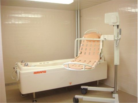 「ベストライフ三郷中央」の機械浴室。お身体の麻痺や自力で洗えない方でも、スタッフが入浴補助を行いながら、お身体を清潔に保てる。