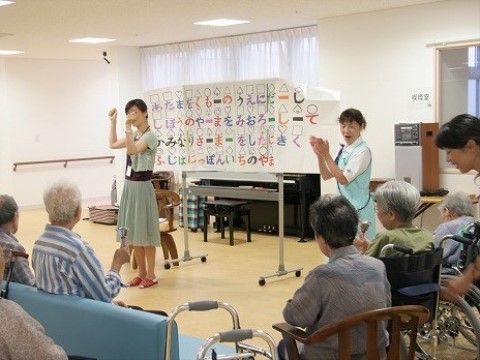 「ベストライフ三郷中央」の音楽療法。心身の疲れを回復したり、機能向上を促進とする目的で行われている。