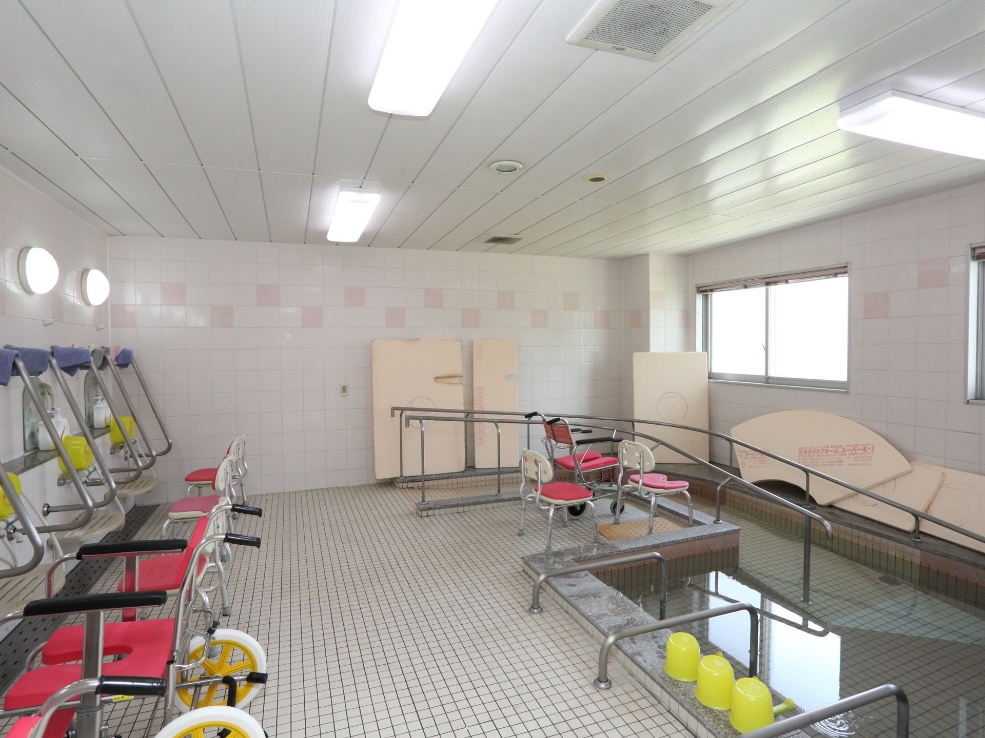 一般浴室には４基ほどシャワーが設けてある。浴槽は１０平方メートルほどで、緩やかなスロープと併設して手すりが続いている。