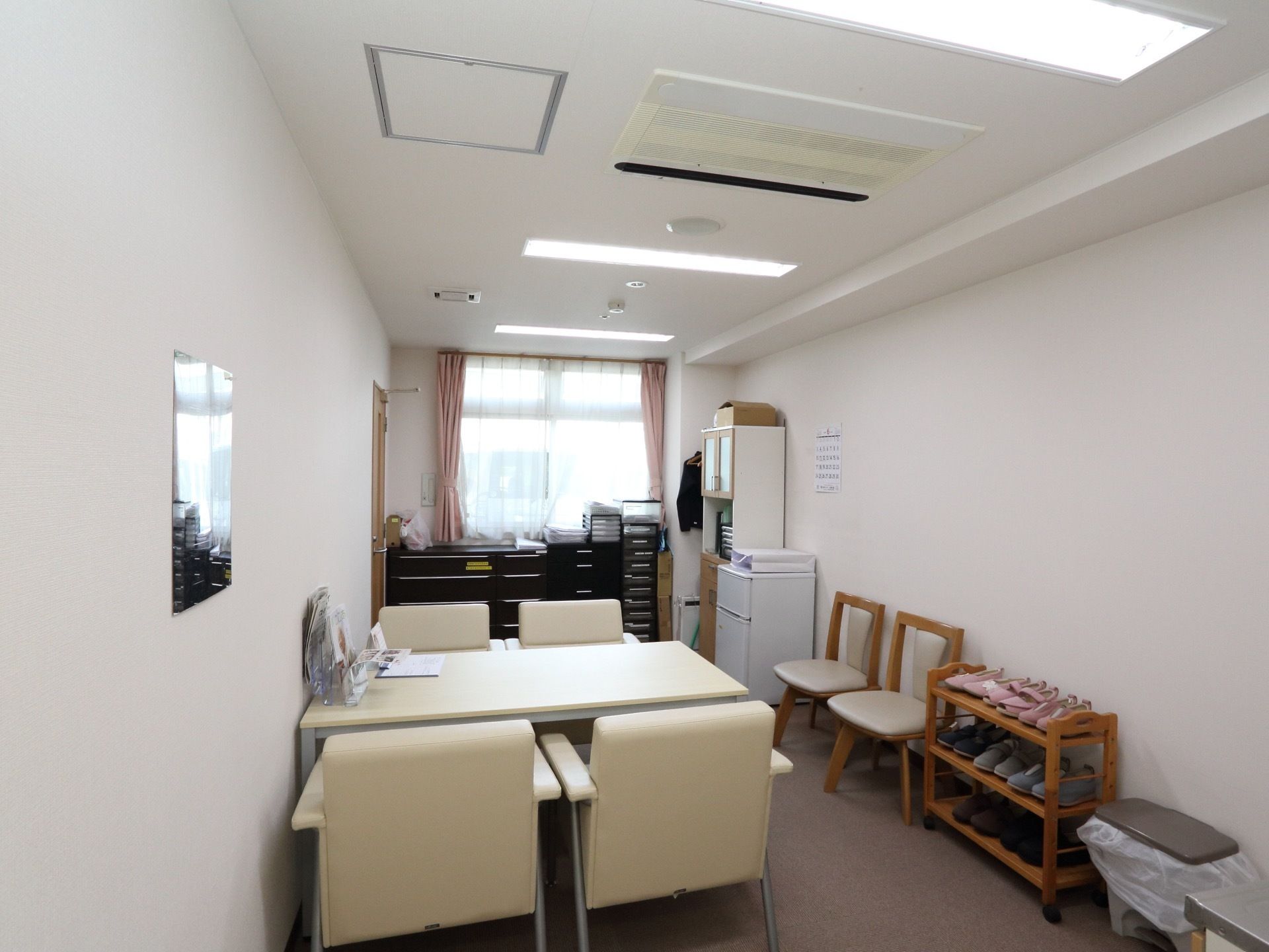部屋中央には４人掛けのテーブルがあり、その上にパンフレットが数種類設けてあり、自由に閲覧することができる。