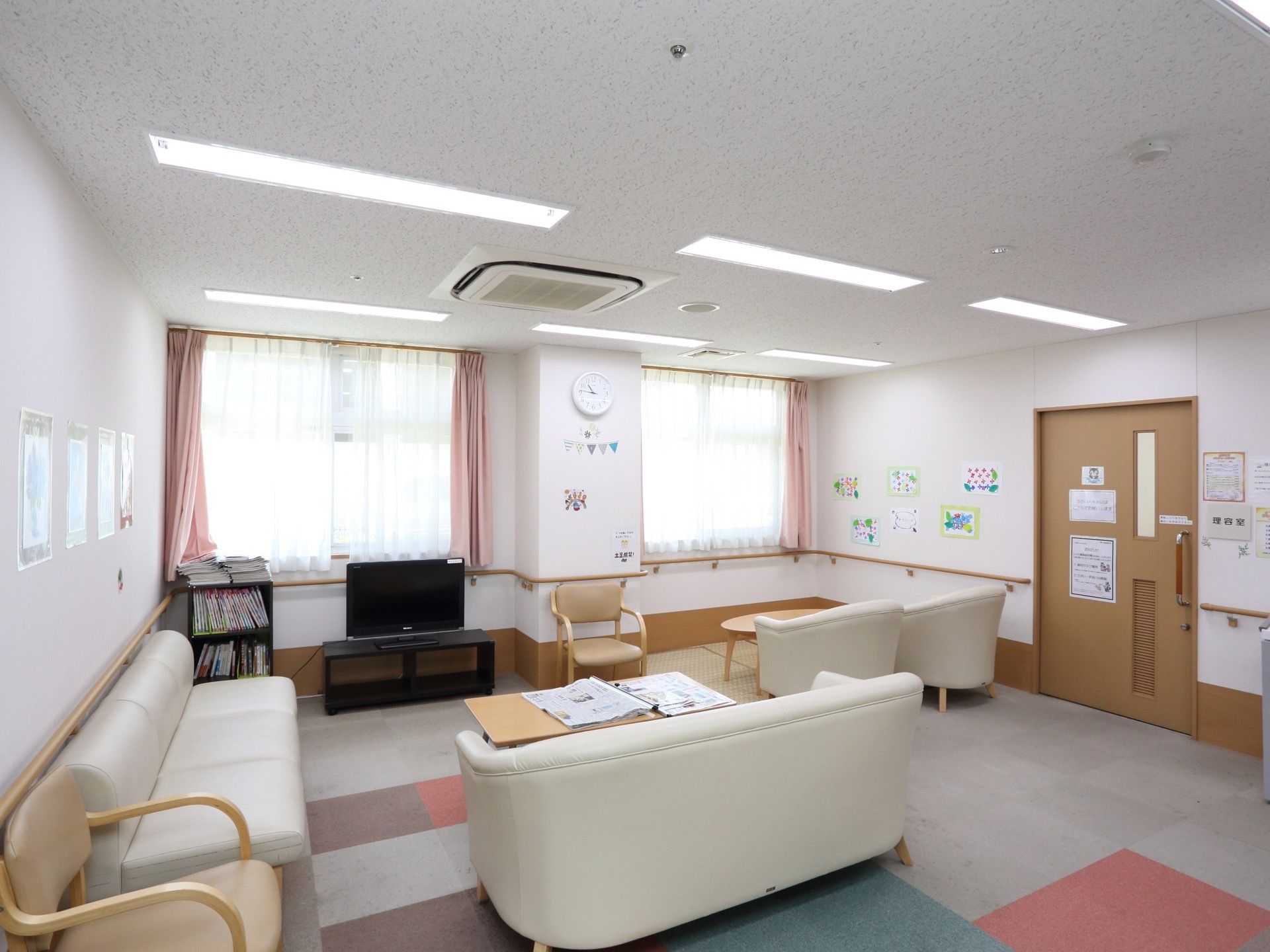 ソファや椅子が数脚用意されており、中央にはテレビがある。入居者様はここでゆっくりとくつろぐことができる。