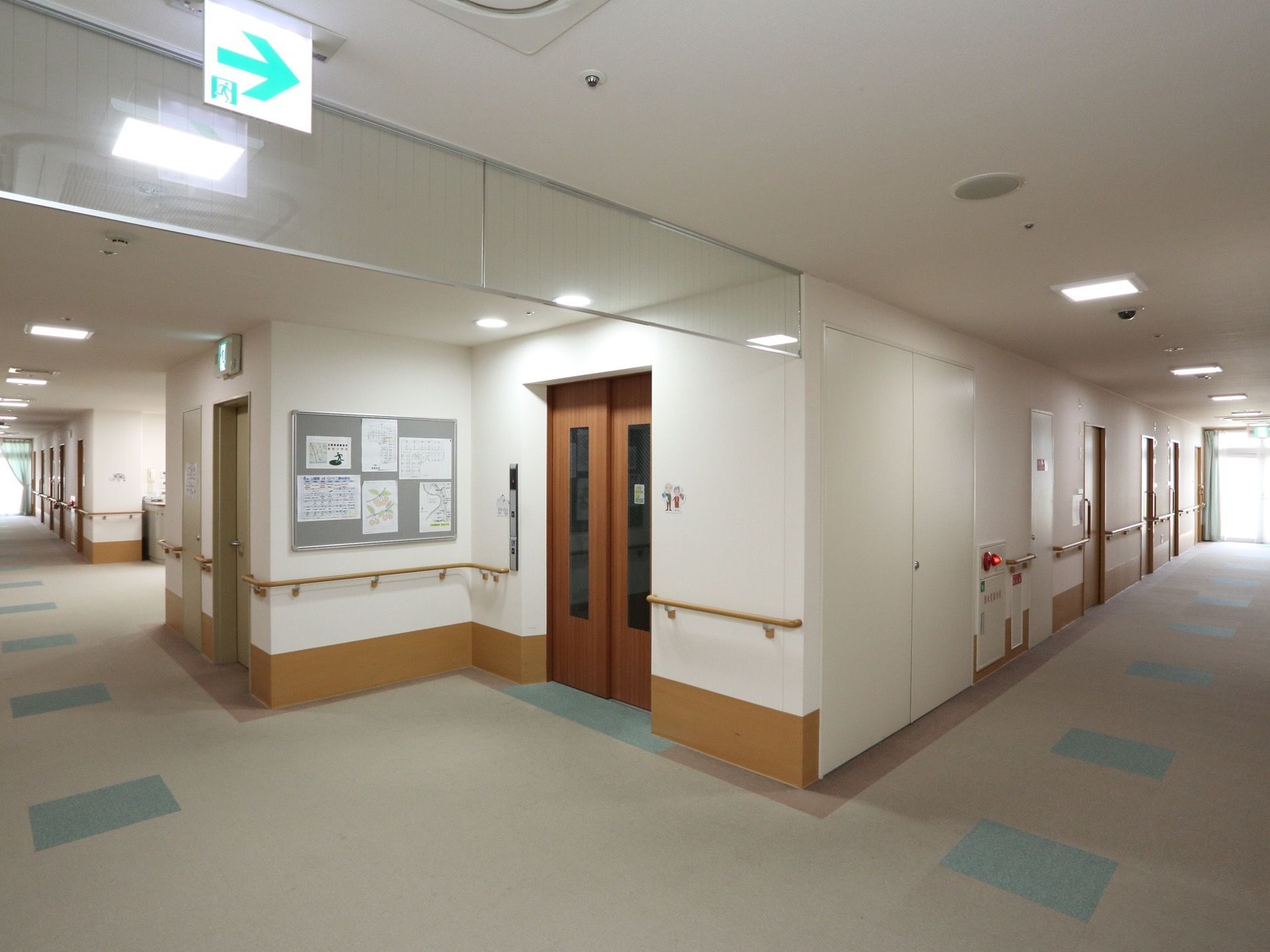 廊下は幅が広く曲がり角も見渡しが良いため、すれ違いざまにぶつかる心配がない。歩行の手助けに手すりが設けられている。