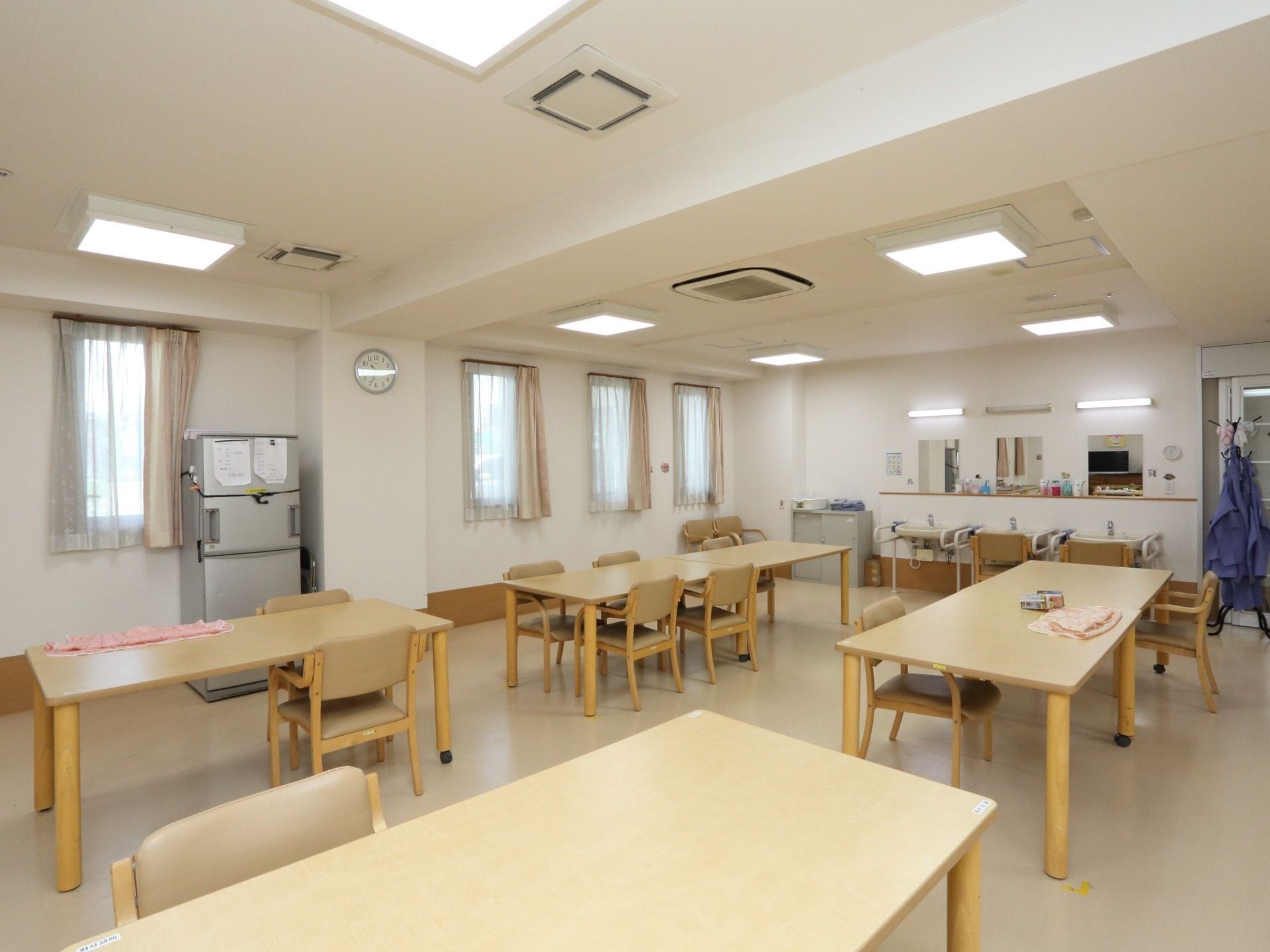洗面台が３つ備え付けられた明るくて広いダイニングルーム