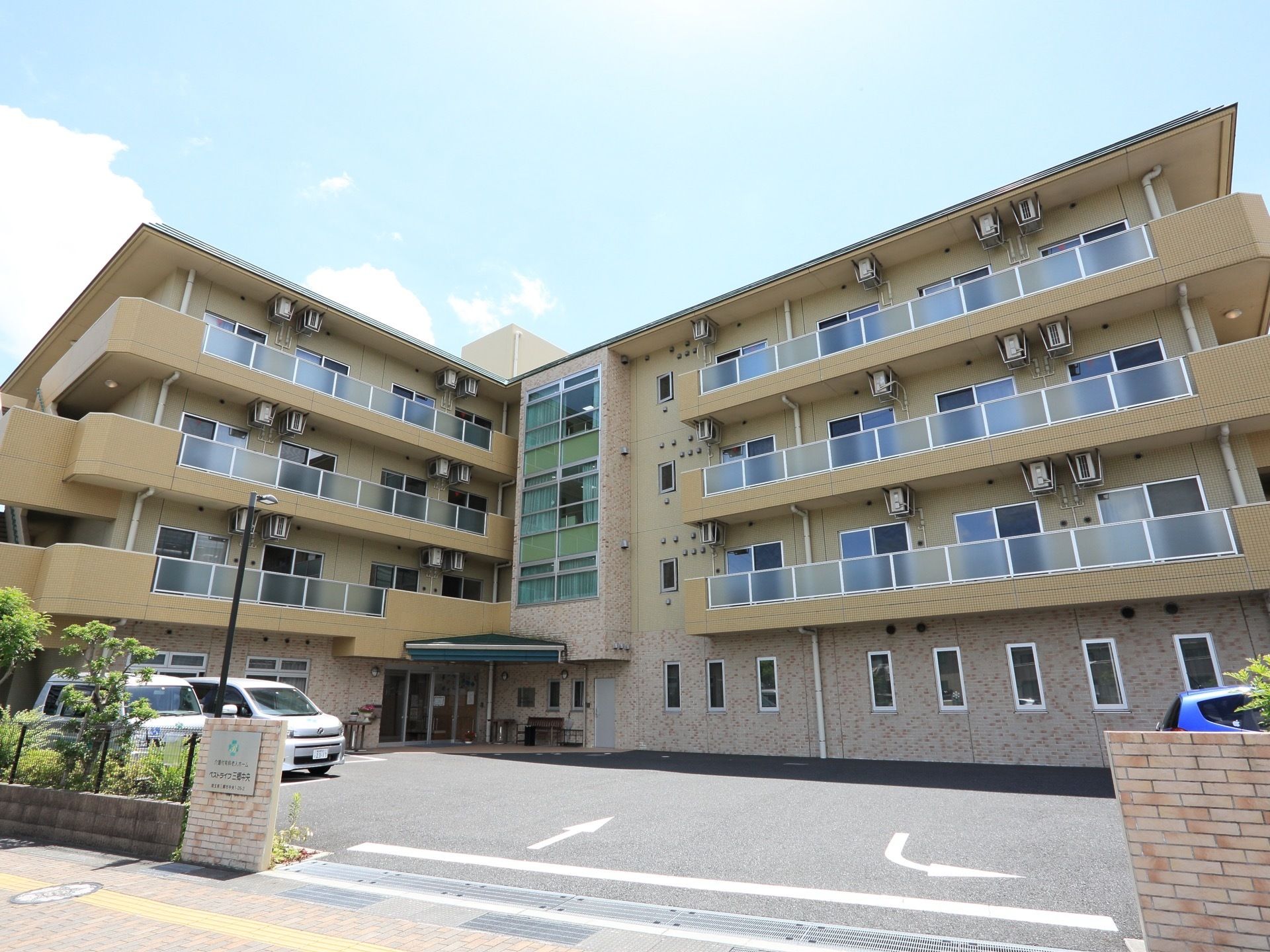 建物はＬ字型の４階建てで、中央に玄関が設けられている。２階から上の階には居室のベランダが連続して並んでいる。